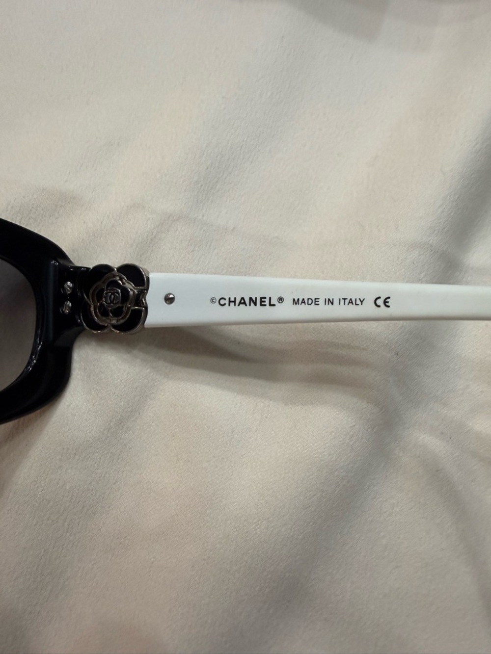 Chanel Camellia Sunglasses – Black Frame with CC Logo - Picture 8 of 14